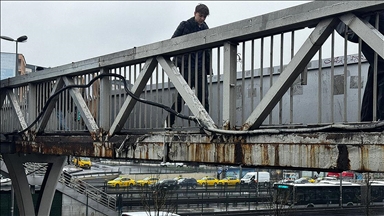 Köprüden düşen parçalar aracına zarar verdi, İBB tazmin talebini reddetti