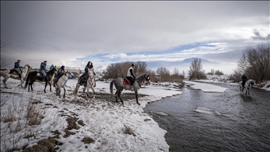 Li Erziromê li ser berf û qeşayê kêfa hespsiwariyê