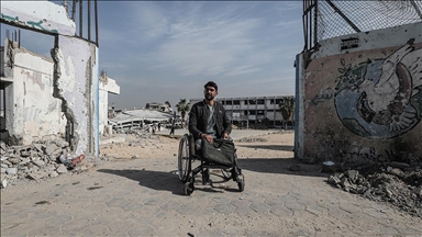 İsrail saldırısında iki bacağını kaybeden Gazzeli öğretmen, eğitim hayatına döneceği günlerin hayaliyle yaşıyor