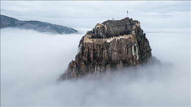 Afyonkarahisar Kalesi, sisin arasında yükseldi