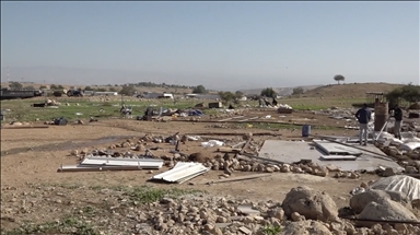 اعتداءات المستوطنين تهجر فلسطينيي "شلال العوجا" شرقي الضفة