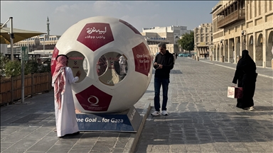 Kuti gjigante bamirësie në formë topi futbolli në Doha për Gazën