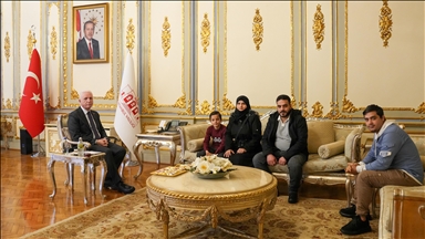 إسطنبول تكرم طفلا سوريا نظّم السير أمام سيارة إسعاف