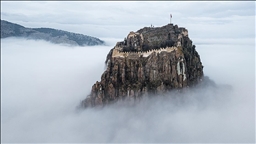 Afyonkarahisar Kalesi, sisin arasında yükseldi