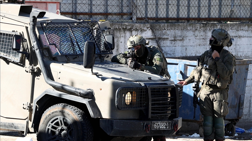Les soldats israéliens installent un point de contrôle militaire dans la campagne de Quneitra en Syrie