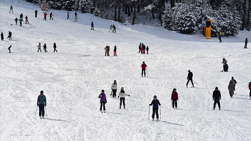 Kar kalınlığının 1,5 metreyi aştığı Sarıkamış Kayak Merkezi’nde yoğunluk yaşanıyor