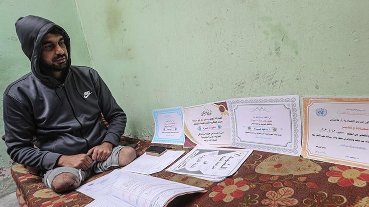 Di tengah kehancuran Gaza, guru penyintas perang bertahan dengan harapan mengajar lagi