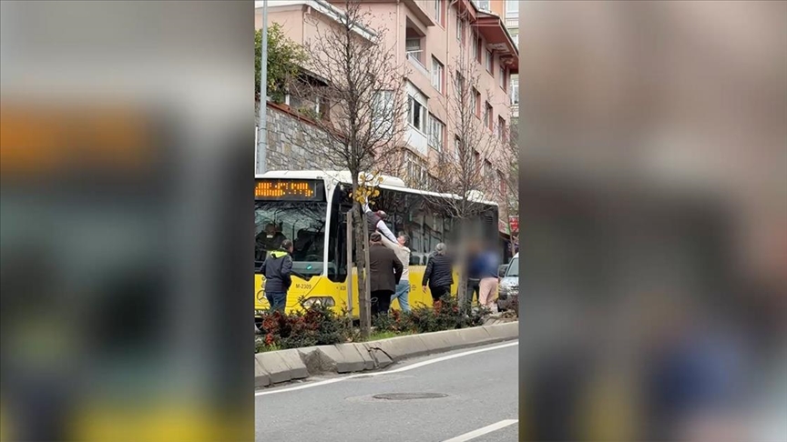 Üsküdar'da İETT şoförü, otobüsün camından çıkarak trafikte kavga etti