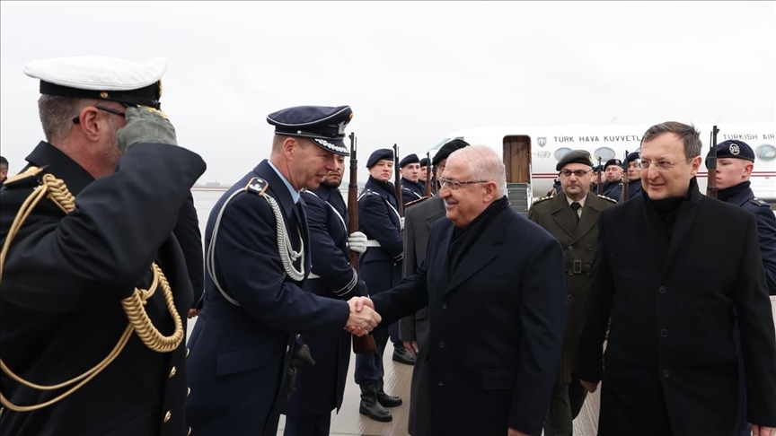 برلين.. مراسم استقبال عسكرية لوزير الدفاع التركي 