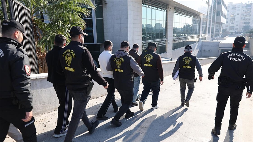 Mersin'de dolandırıcılık yaptıkları iddiasıyla yakalanan 15 zanlıdan 10'u tutuklandı 