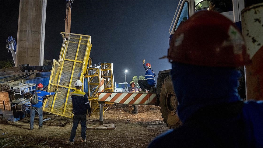 Tayland'da üzerine inşaat vinci düşen trenin devrilmesi sonucu 32 kişi öldü, 64 kişi yaralandı