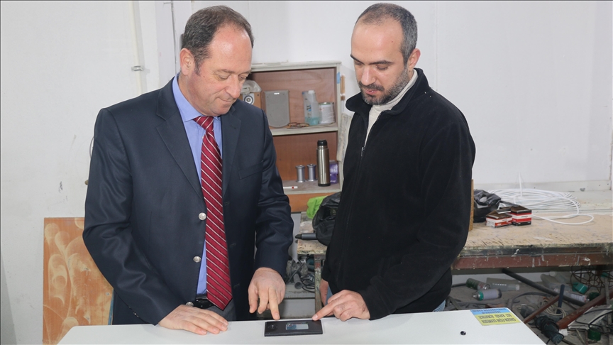 Adana'da emekli doktor zararlı mikroorganizmaları yok eden dezenfeksiyon kabini üretti