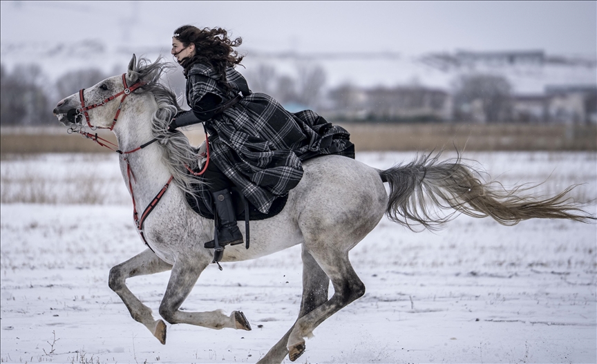 Зимско коњичко сафари во турски Ерзурум: Јавачи од различни професии уживаат во природата