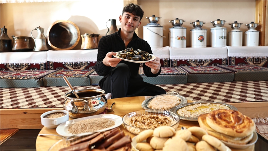 Традиционалните јадења што 17-годишник ги подготвува според рецептите на неговата баба привлекоа огромно внимание