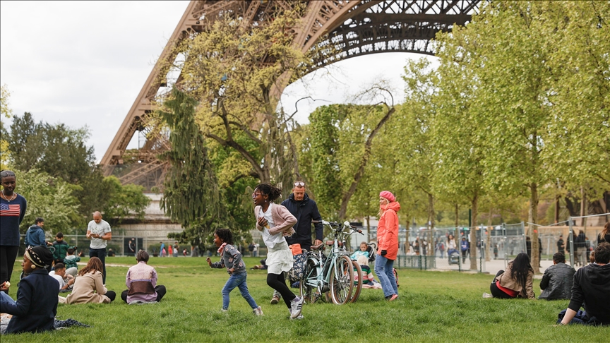 France records more deaths than births in 2025 for first time since WWII