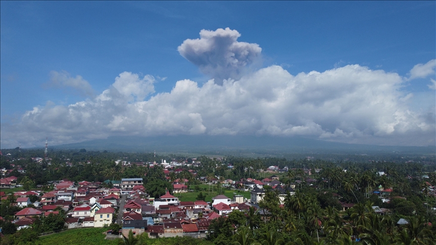 Shpërthen vullkani në Malin Merapi në Indonezi  lëshon hirin deri në 1 600 metra lartësi
