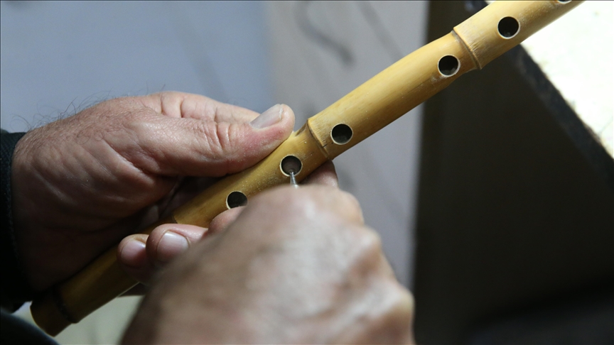 Турчин изработува фрули од бамбус што сам го одгледува во својата градина