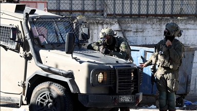 Les soldats israéliens installent un point de contrôle militaire dans la campagne de Quneitra en Syrie