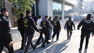 Mersin'de dolandırıcılık yaptıkları iddiasıyla yakalanan 15 zanlıdan 10'u tutuklandı 