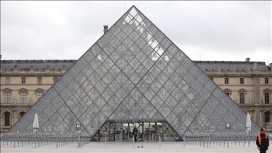 Fransa'da Louvre Müzesi'nin giriş ücretleri AB ve 3 ülke dışından gelen ziyaretçiler için arttı