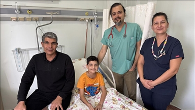 Ameliyat öncesi kalbi duran 11 yaşındaki Azat, doktorların kritik müdahalesiyle hayata döndürüldü