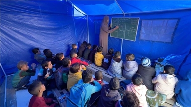  Учениците во Газа ја следат наставата во шатори во близина на жолтата линија, среде бомбардирања и тенковски оган