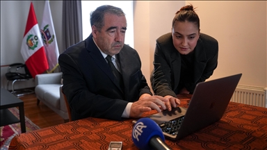 سفير بيرو بأنقرة يشارك في اختيار أفضل صور الأناضول 2025