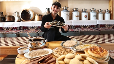 Традиционалните јадења што 17-годишник ги подготвува според рецептите на неговата баба привлекоа огромно внимание