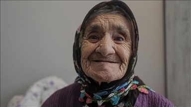 121 yaşındaki Saadet Al, Cumhurbaşkanı Erdoğan’ı izlemek için odasına istediği televizyona kavuştu