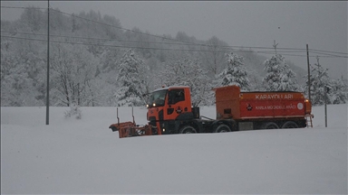 D-100 kara yolunun Bolu Dağı geçişinde kar etkili oluyor
