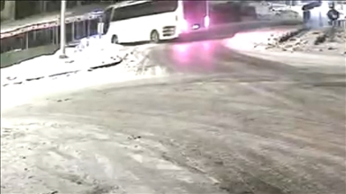 Elazığ'da yolcu otobüsünün dinlenme tesisine çarpması güvenlik kamerasında