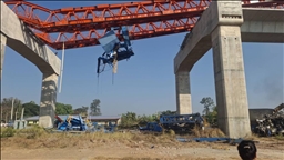 Tajlandë, 30 të vdekur dhe dhjetëra të plagosur nga rënia e vinçit mbi një tren