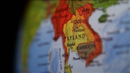 В Таиланде строительный кран рухнул на пассажирский поезд: погибли 27 человек, 80 ранены