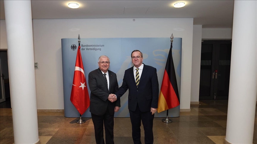 وزير الدفاع التركي يلتقي نظيره الألماني في برلين