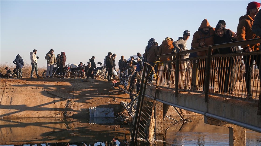 Suriye'de terör örgütü YPG/SDG'nin engellediği sivillerin Deyr Hafir'den kaçışı sürüyor