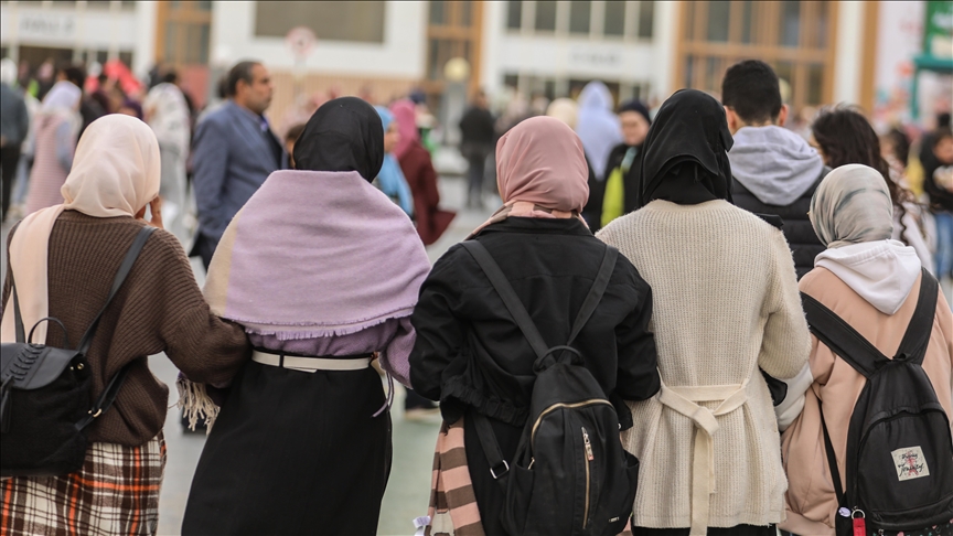 Francuski parlamentarni odbor blokirao zakon o zabrani nošenja hidžaba za maloljetne