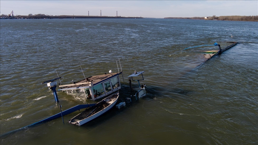 Баржа натоварена со хемиски ѓубрива делумно потона во Дунав кај бугарскиот град Свиштов