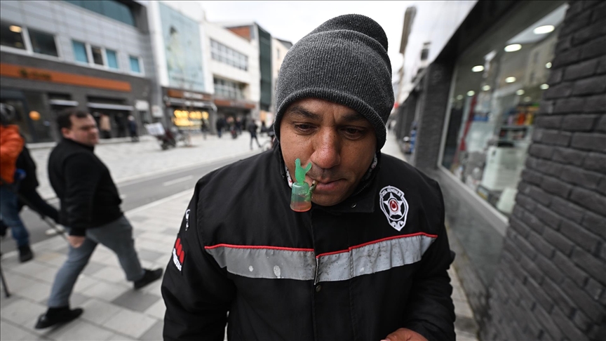 Düzce'de görme engelli seyyar satıcı, 20 yıldır aynı noktada çocukları sevindiriyor