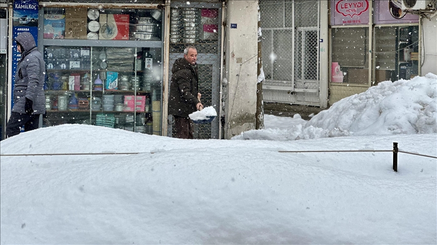 Berf û bagerê li Wan, Mûş, Hekarî û Bidlîsê rêyên 574 cî û waran girtin