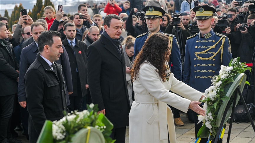 Kosovë, krerët e shtetit bëjnë homazhe në 27-vjetorin e Masakrës së Reçakut