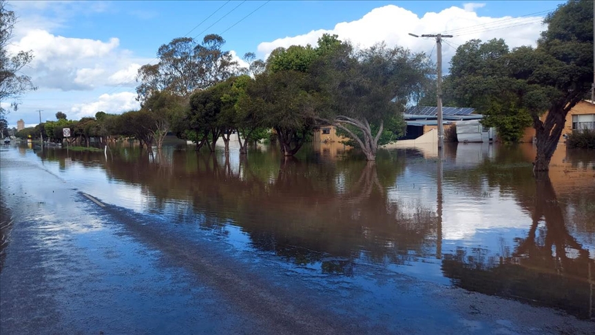 Flash floods take cars into sea during severe weather in southeastern Australia