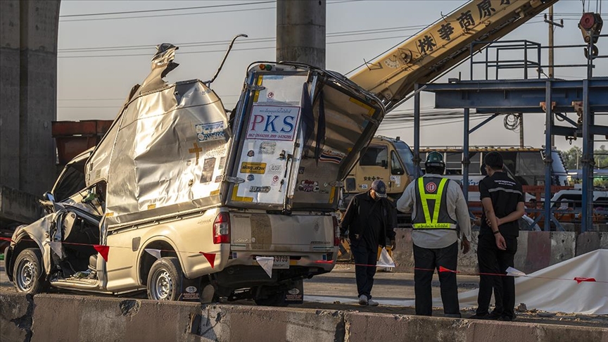 Tayland'da inşaat vincinin bazı parçalarının yola devrilmesi sonucu 2 kişi öldü, 5 kişi yaralandı
