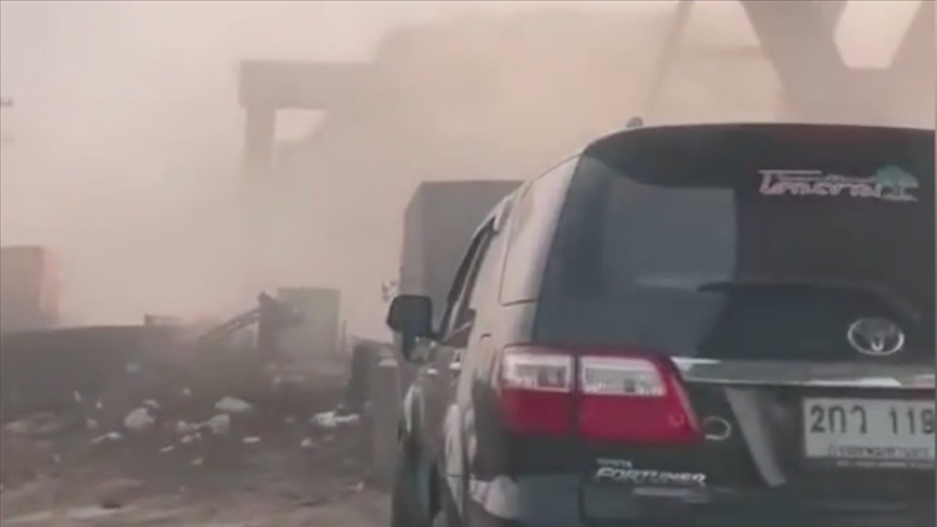 Tayland'da inşaat vincinin bazı parçalarının yola devrilmesi sonucu 2 kişi öldü, 5 kişi yaralandı