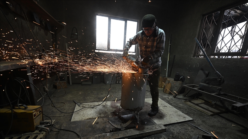 Düzceli usta, 35 yıldır ürettiği Mengen sobalarıyla evleri ısıtıyor