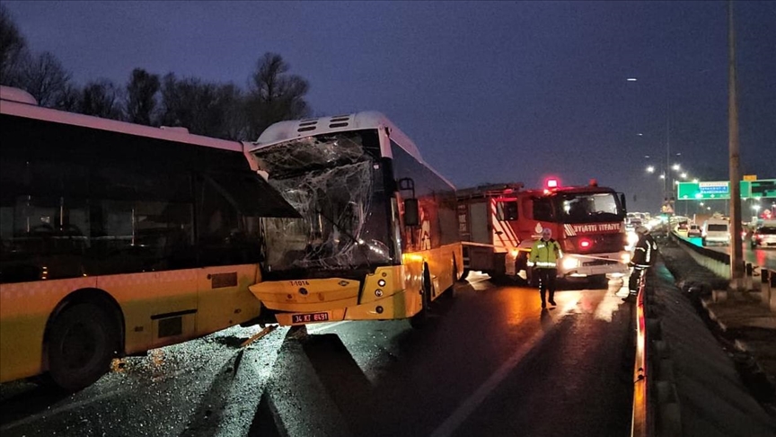 Başakşehir'de 3 İETT otobüsünün çarpıştığı kazada 5 kişi yaralandı