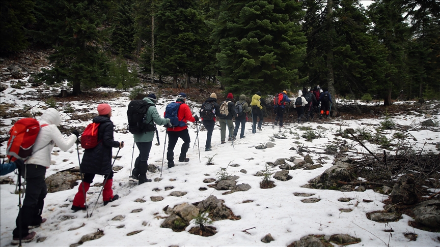 Adana'da beyaza bürünen Armutoluğu Yaylası dağcılık tutkunlarına parkur oluyor