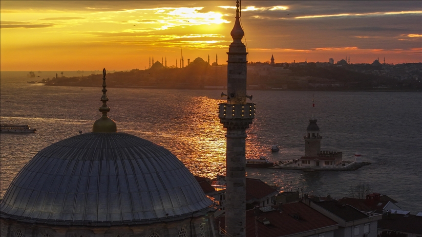 Perëndimi i diellit krijon pamje magjepsëse në Stamboll