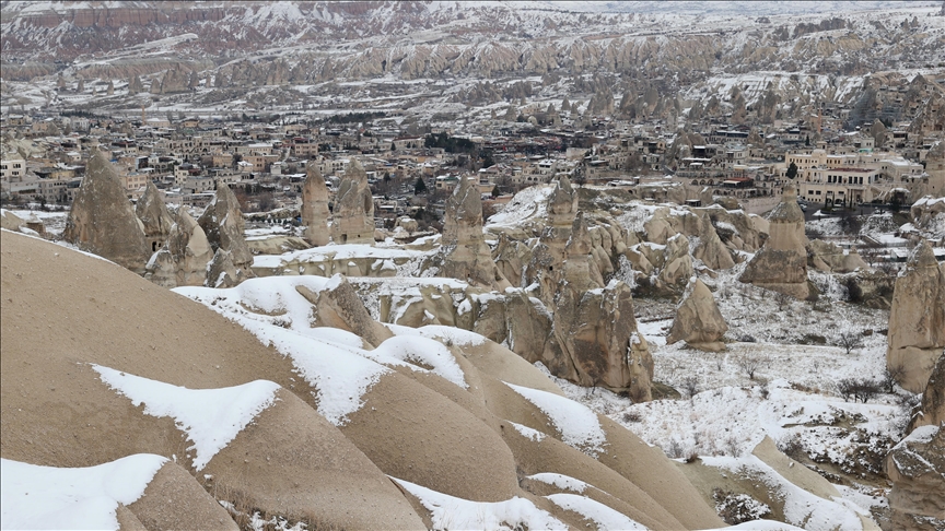 Reshjet e dëborës në Kapadokya paraqesin skena përrallore midis oxhaqeve të zanave