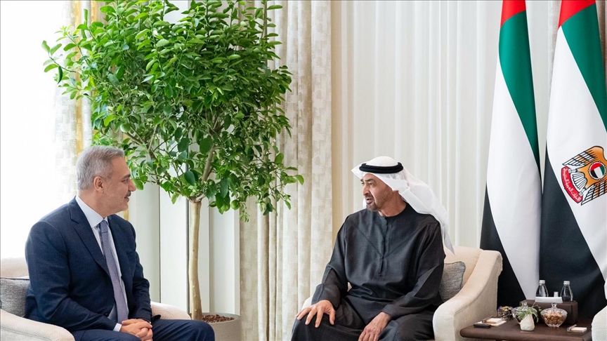 رئيس الإمارات يستقبل وزير خارجية تركيا
