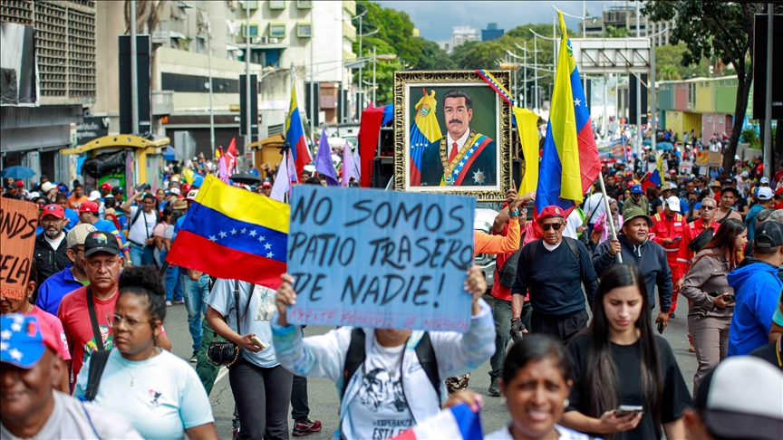 Mijëra njerëz marshojnë në Venezuelë duke kërkuar lirimin e presidentit të kapur Maduro